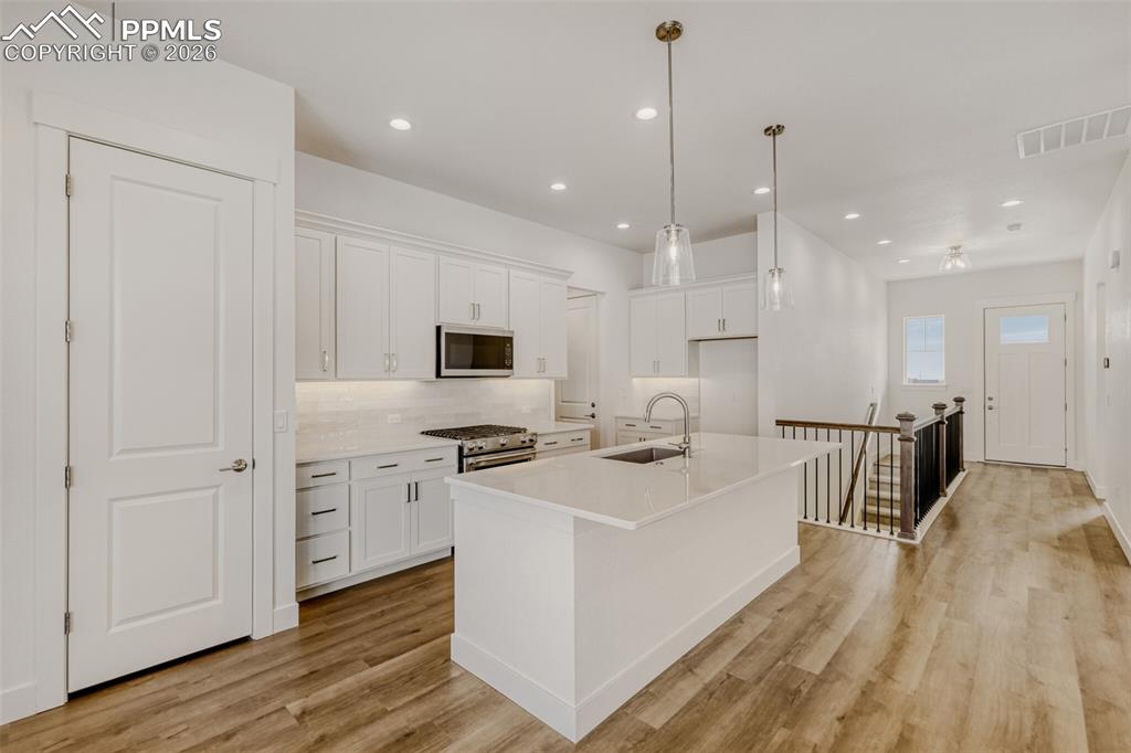 Image 8 of 27: Kitchen