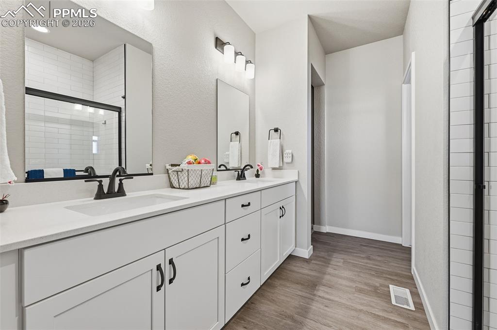 Image 28 of 47: Bathroom