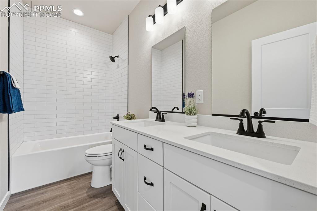 Image 36 of 47: Bathroom