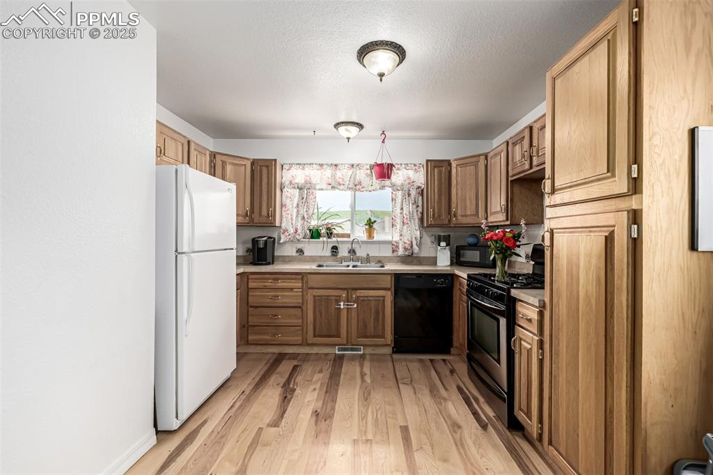 Image 17 of 35: Kitchen