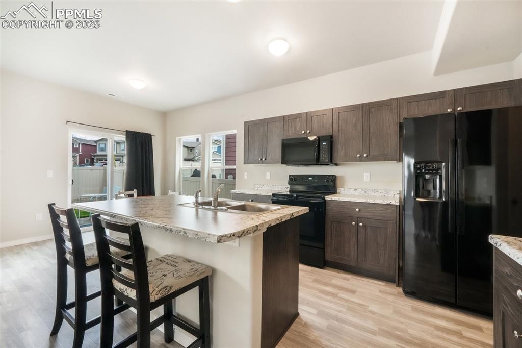 Image 10 of 50: Kitchen