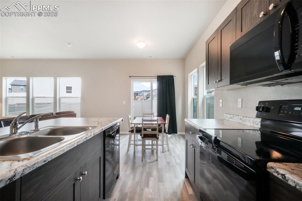 Image 12 of 50: Kitchen