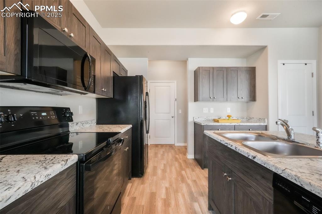 Image 14 of 50: Kitchen