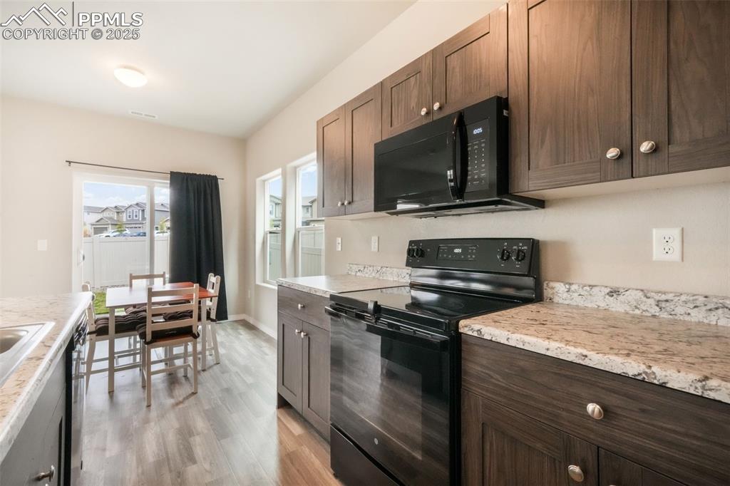 Image 16 of 50: Kitchen