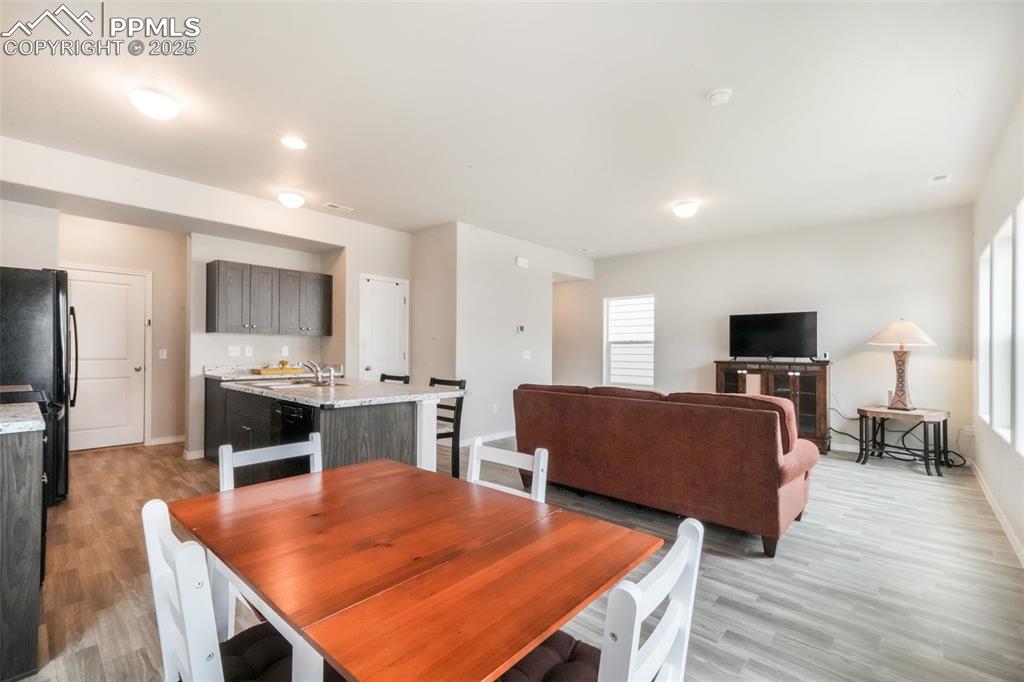 Image 18 of 50: Dining Area