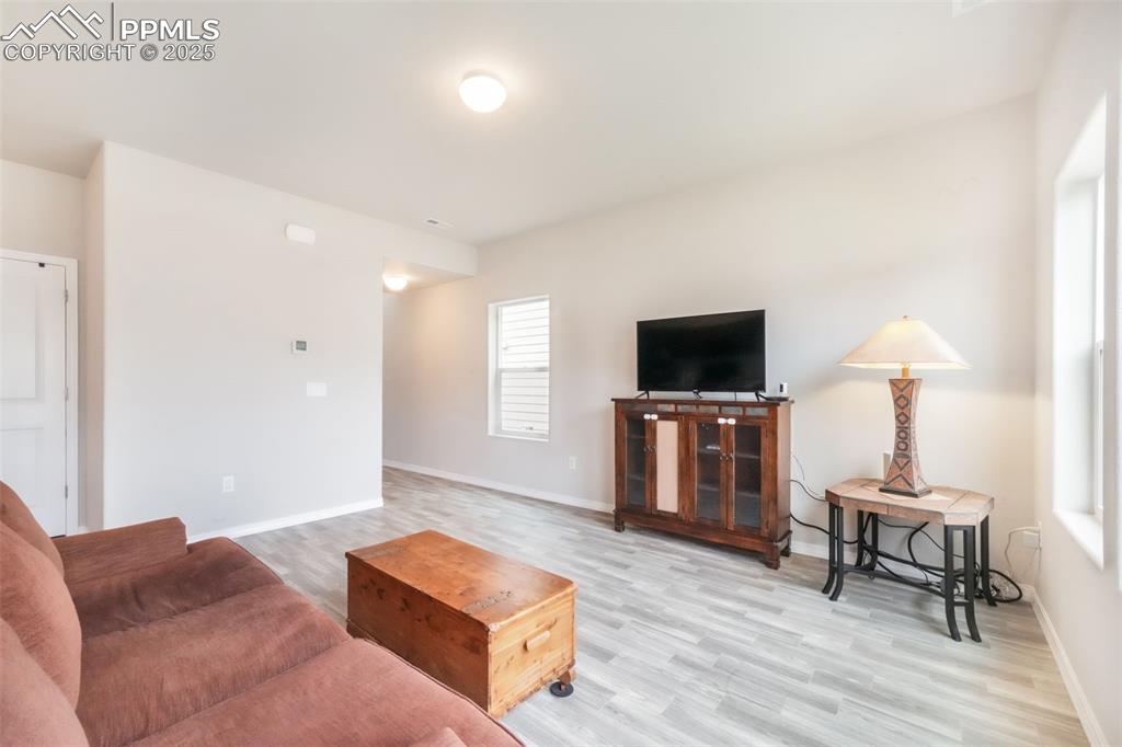 Image 8 of 50: Living Room