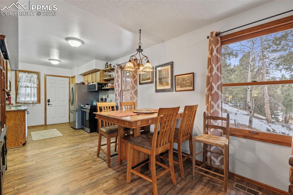 Image 14 of 50: Dining Area