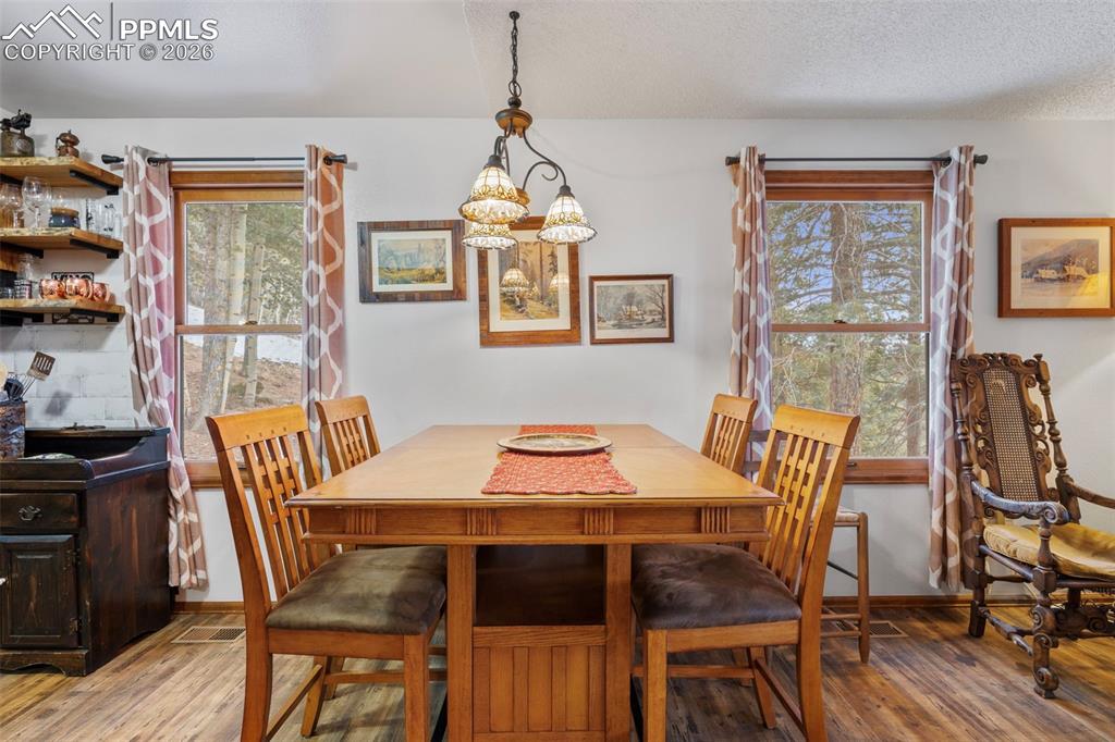 Image 15 of 50: Dining Area