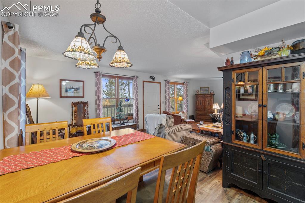 Image 16 of 50: Dining Area