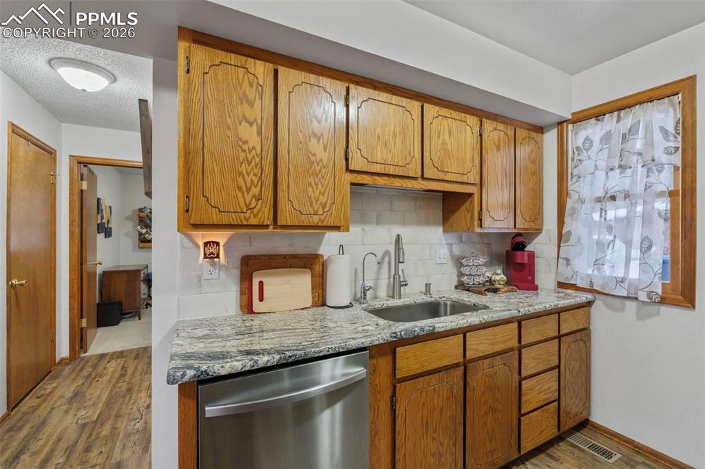 Image 18 of 50: Kitchen