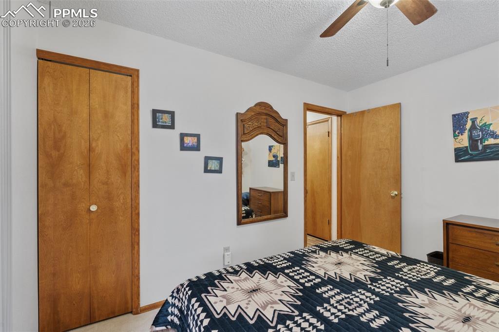 Image 21 of 50: Bedroom