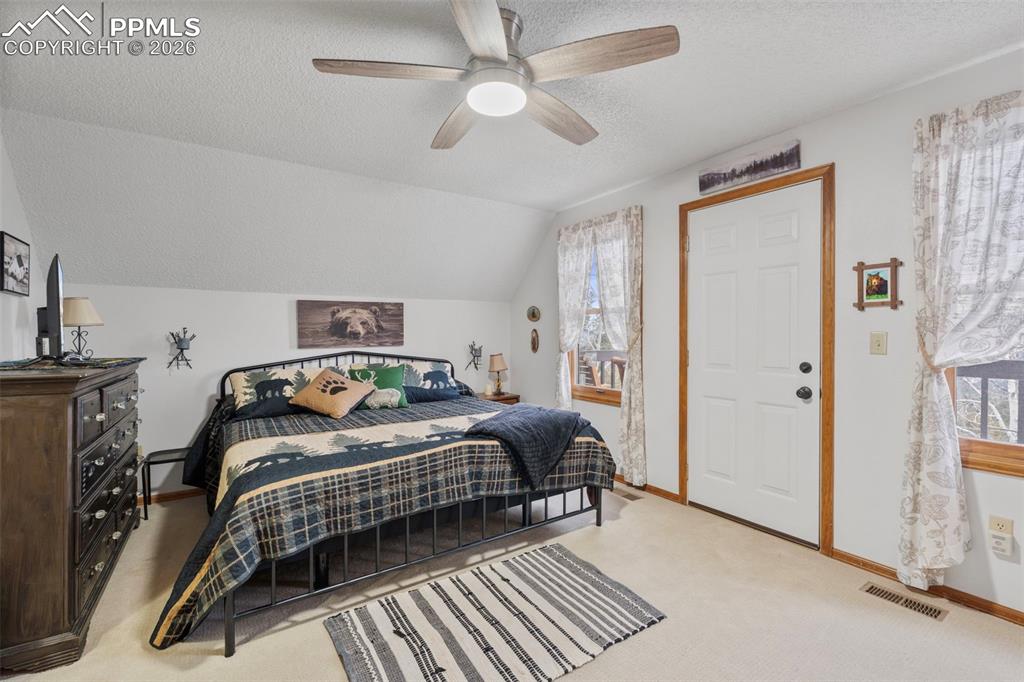 Image 27 of 50: Bedroom