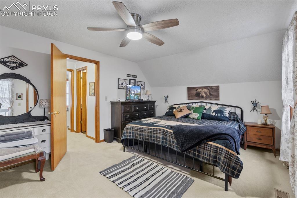 Image 34 of 50: Bedroom