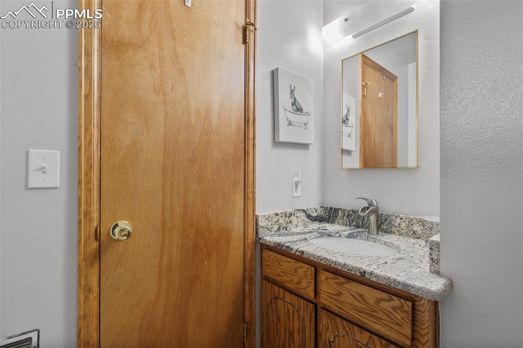 Image 35 of 50: Bathroom