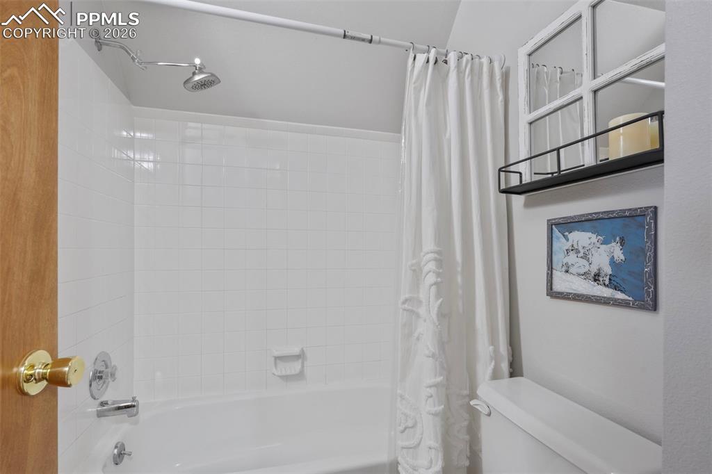 Image 36 of 50: Bathroom