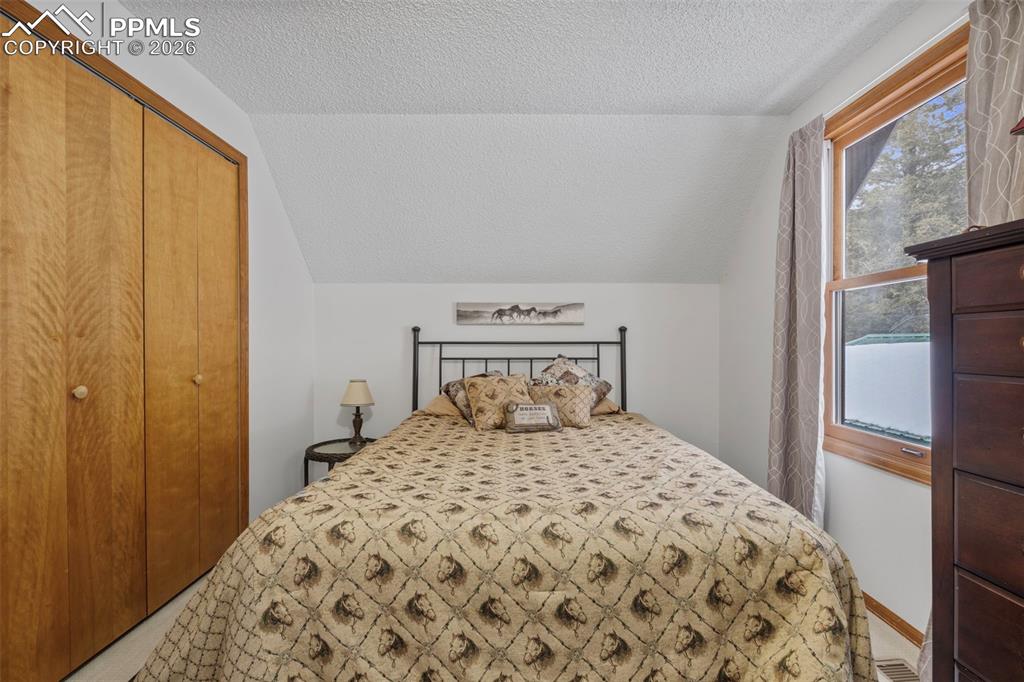 Image 38 of 50: Bedroom