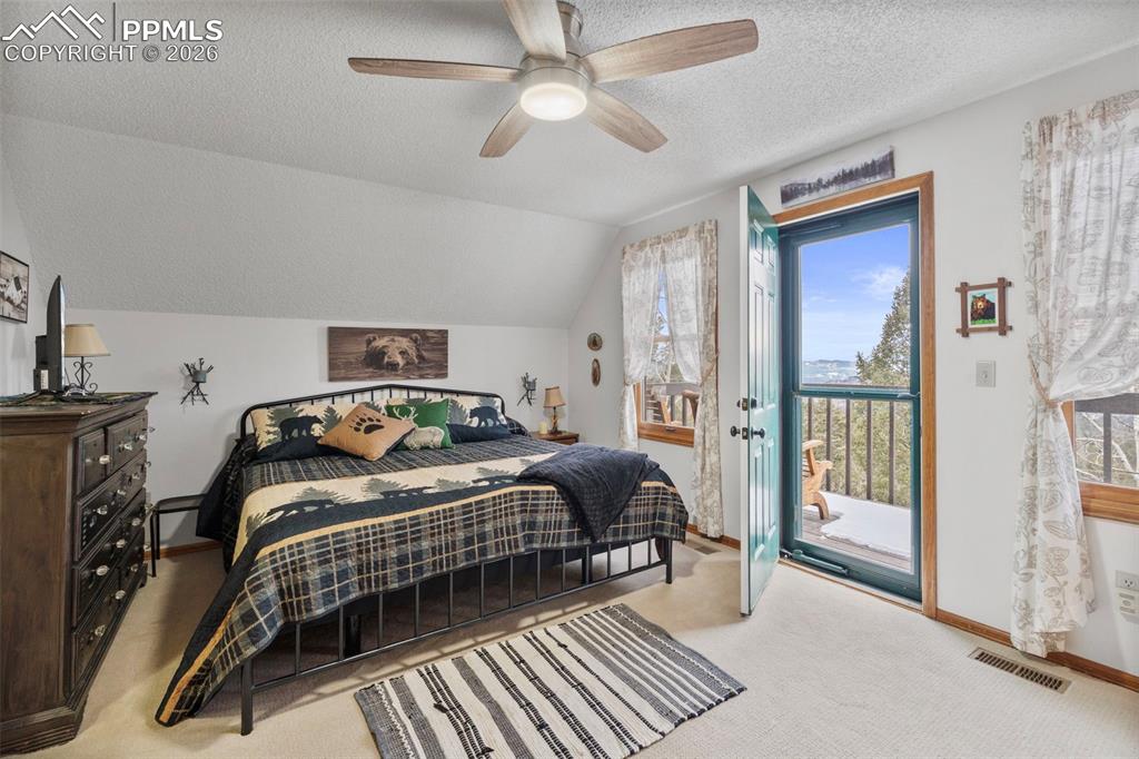 Image 4 of 50: Bedroom