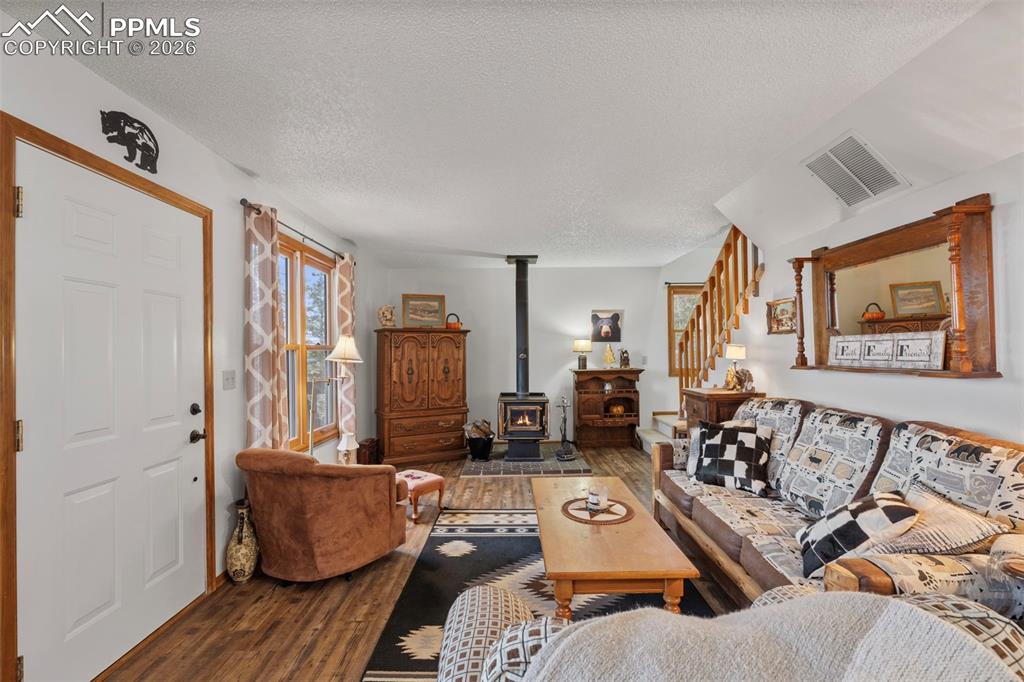 Image 8 of 50: Living Room