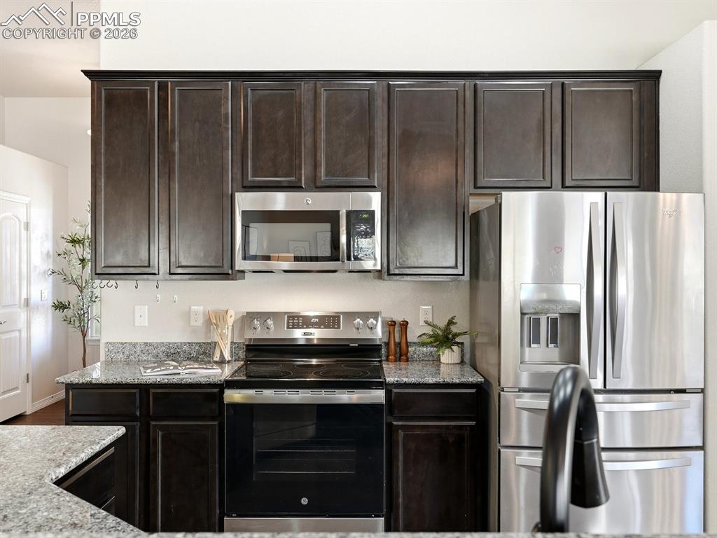 Image 13 of 49: Kitchen