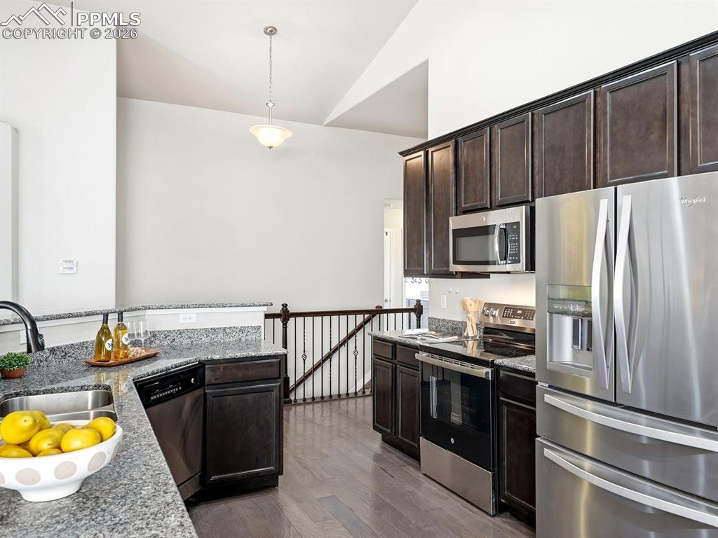 Image 14 of 49: Kitchen