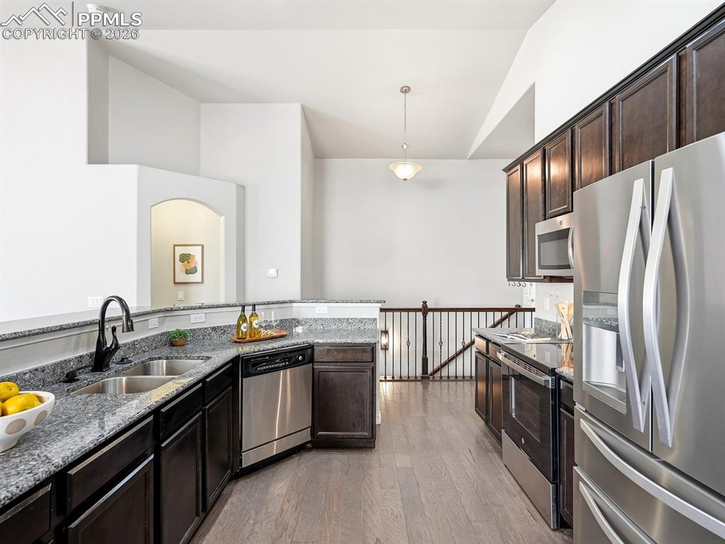 Image 15 of 49: Kitchen