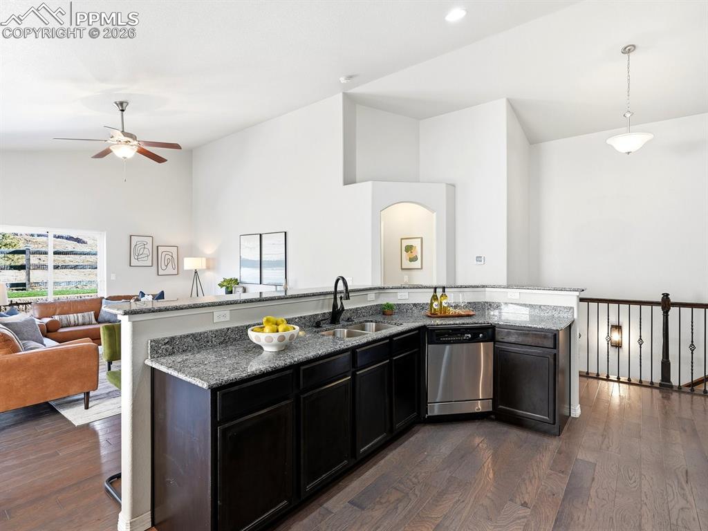 Image 17 of 49: Kitchen