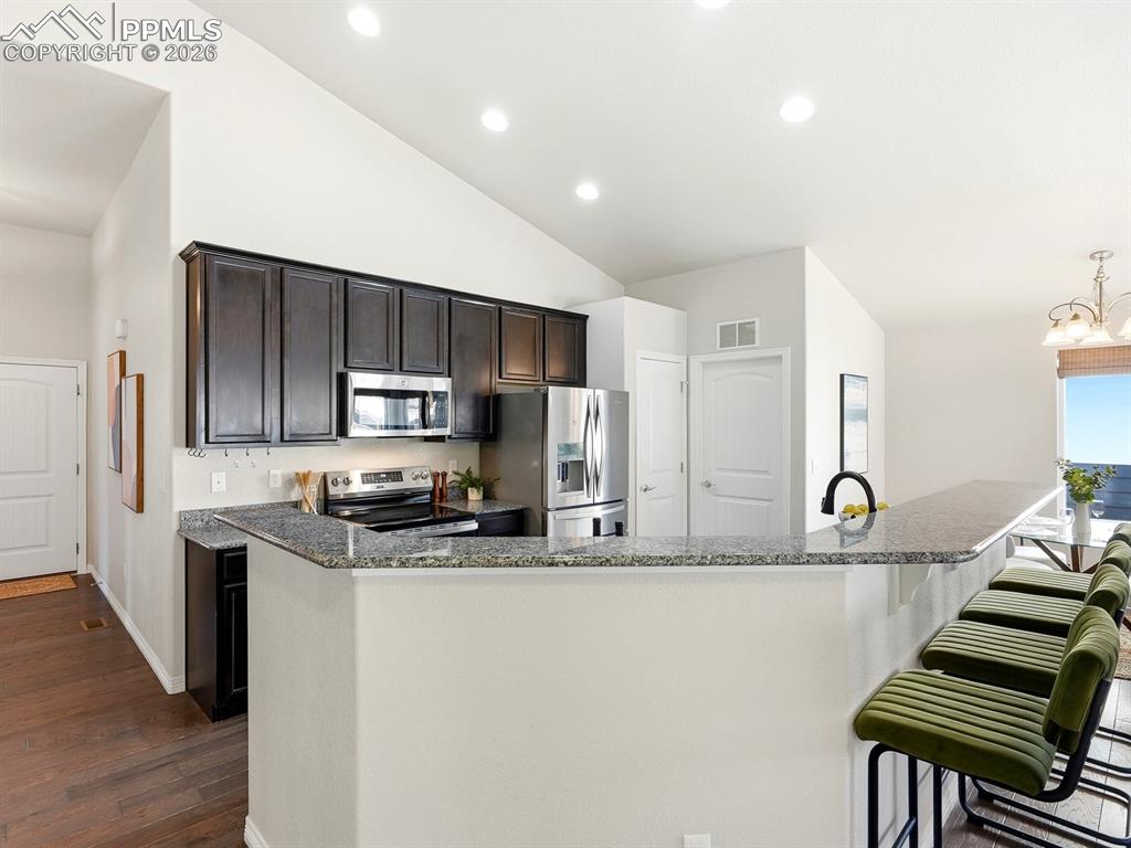 Image 18 of 49: Kitchen