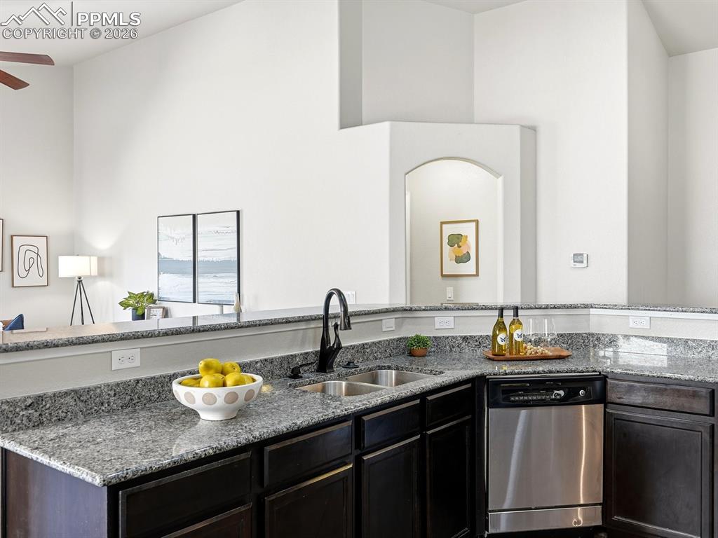 Image 19 of 49: Kitchen