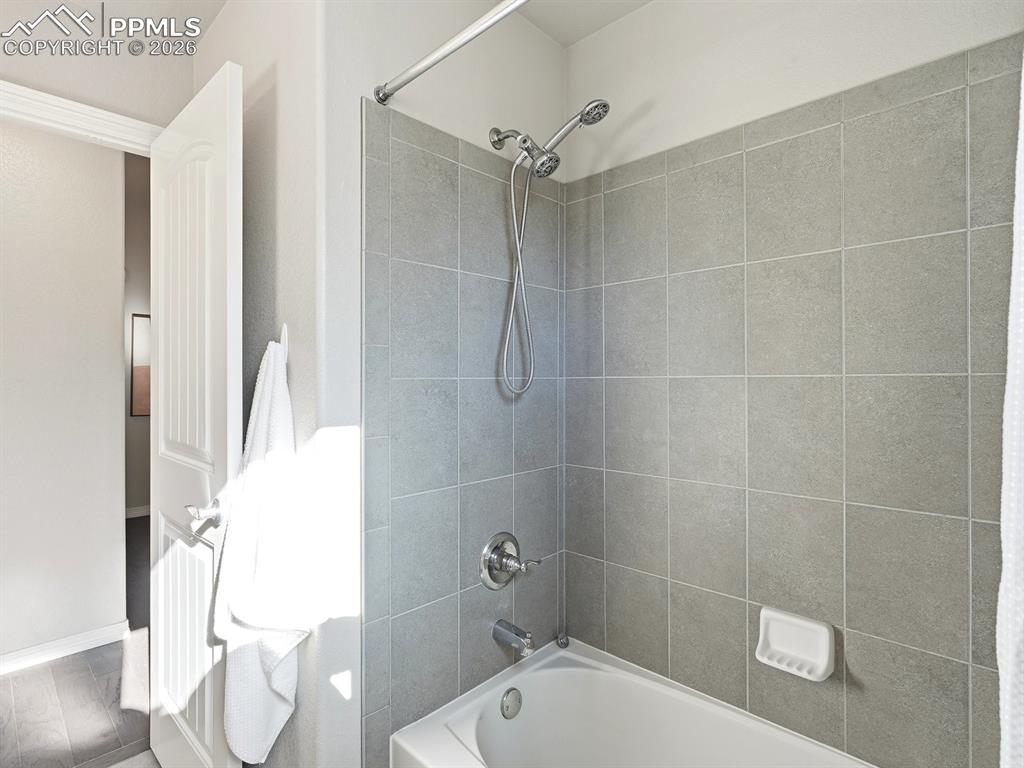 Image 23 of 49: Bathroom