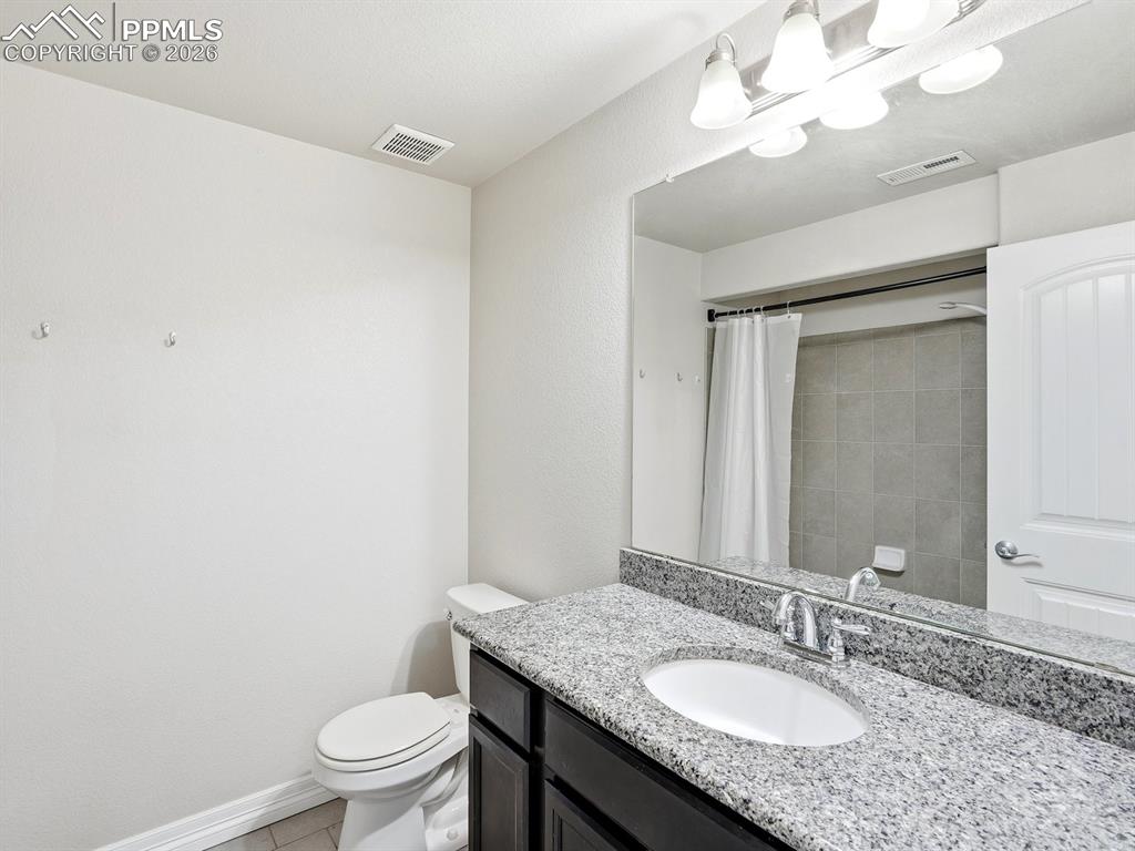 Image 40 of 49: Bathroom