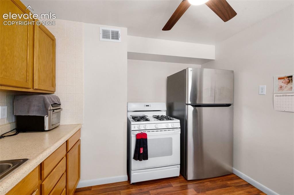 Image 11 of 25: Dining Area