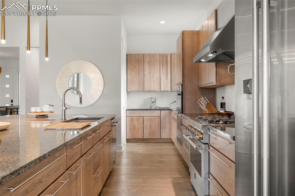 Image 16 of 48: Kitchen