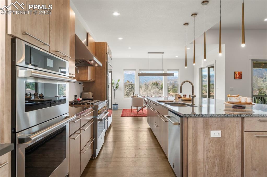 Image 17 of 48: Kitchen