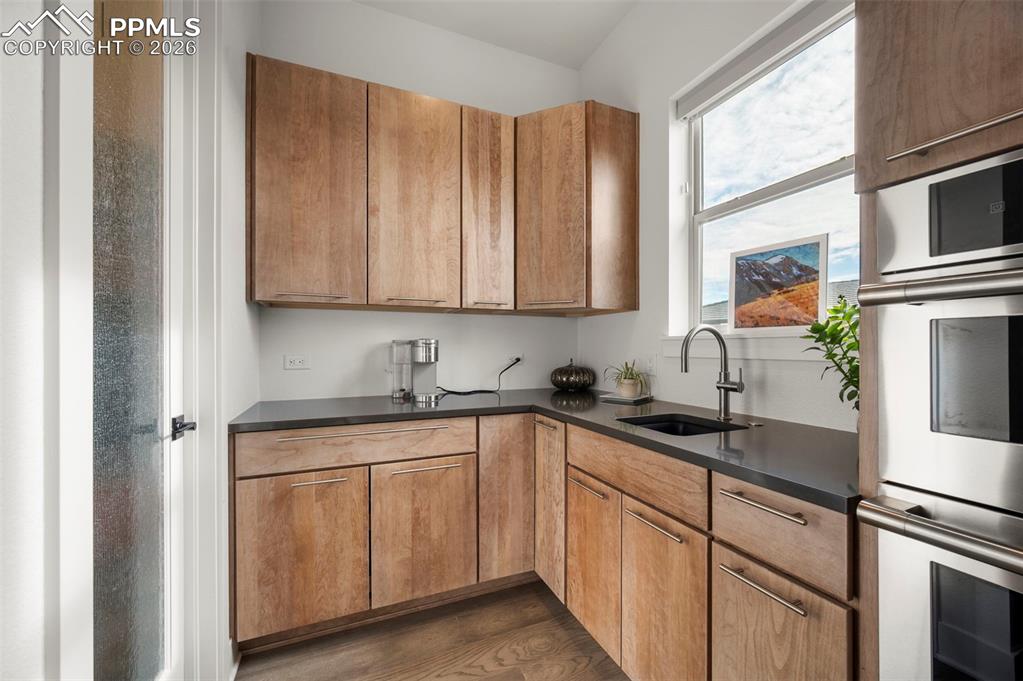 Image 18 of 48: Kitchen