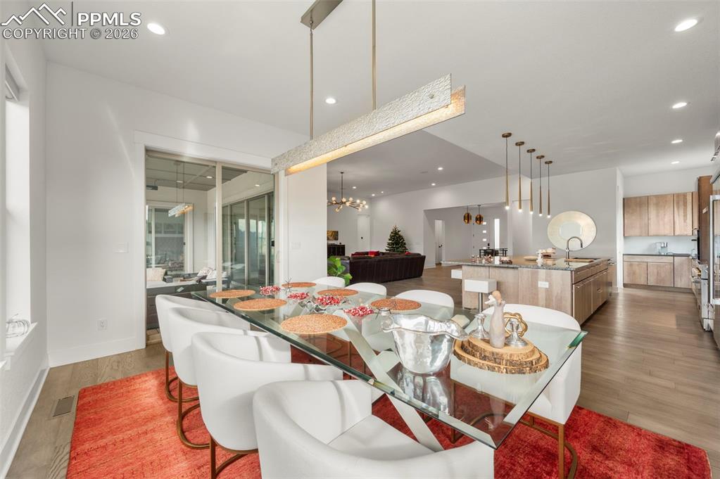 Image 22 of 48: Dining Area