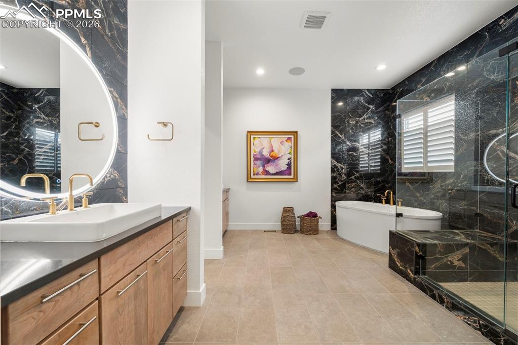 Image 27 of 48: Bathroom