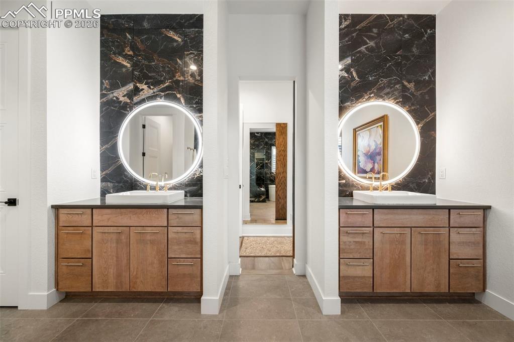 Image 28 of 48: Bathroom