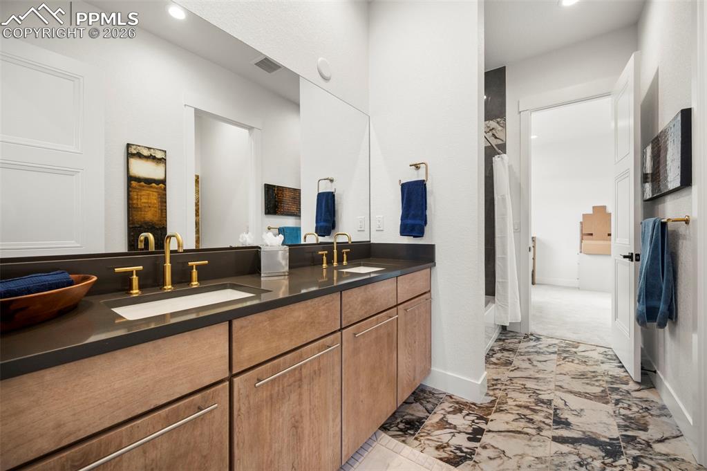 Image 34 of 48: Bathroom