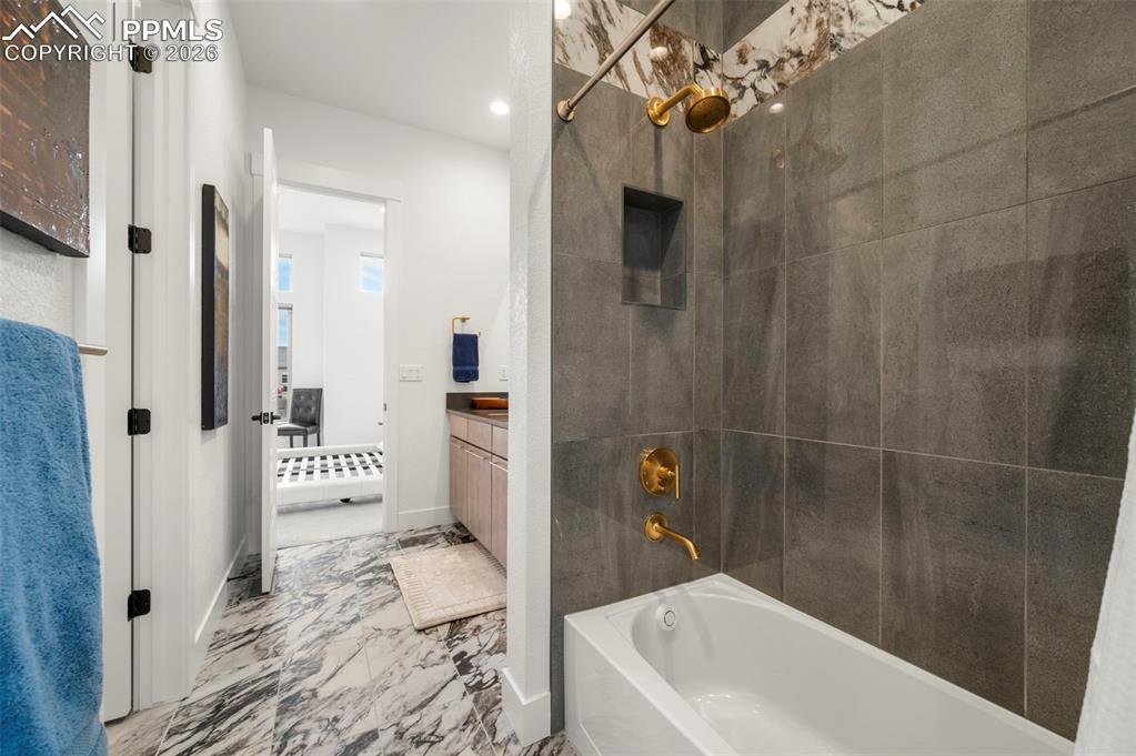 Image 35 of 48: Bathroom