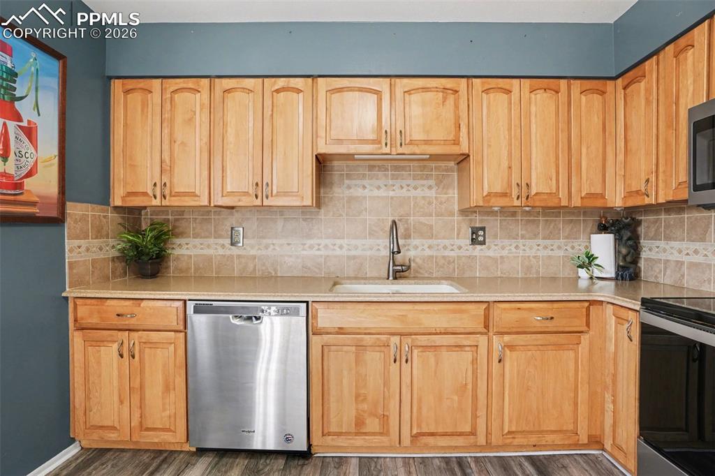 Image 10 of 25: Kitchen