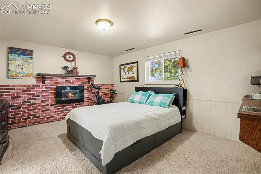 Image 14 of 25: Bedroom