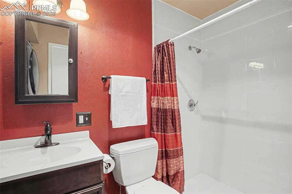 Image 18 of 25: Bathroom