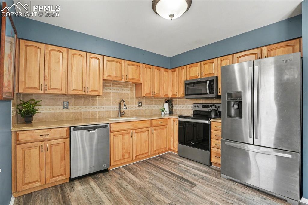 Image 6 of 25: Kitchen