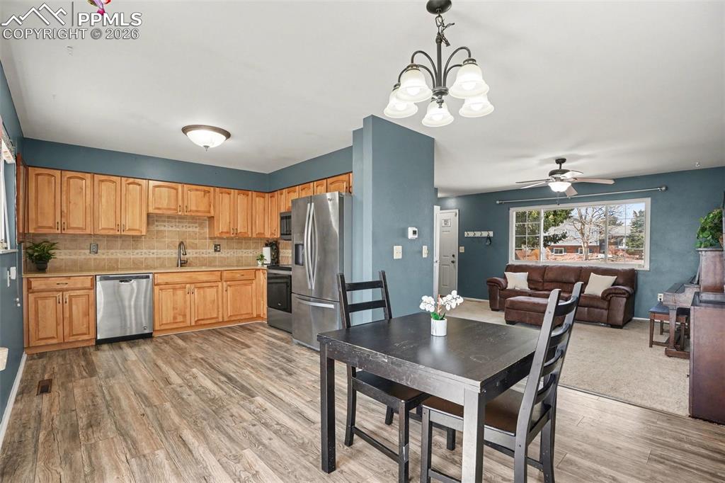 Image 7 of 25: Dining Area