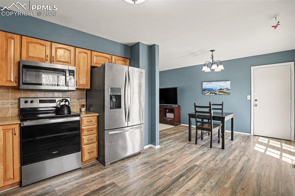 Image 8 of 25: Kitchen