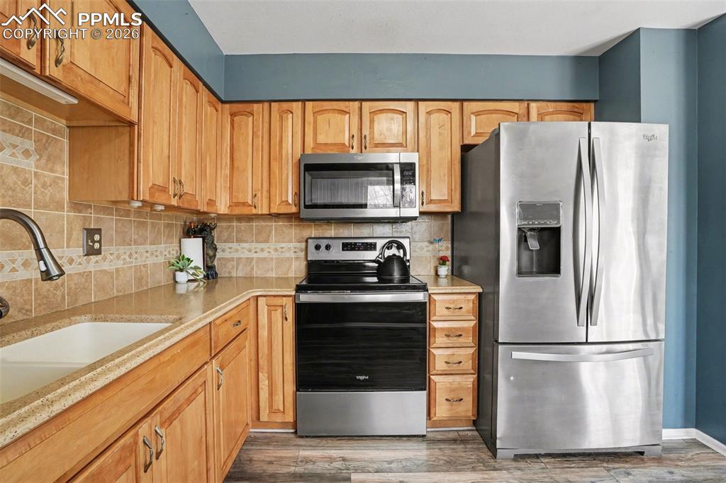 Image 9 of 25: Kitchen