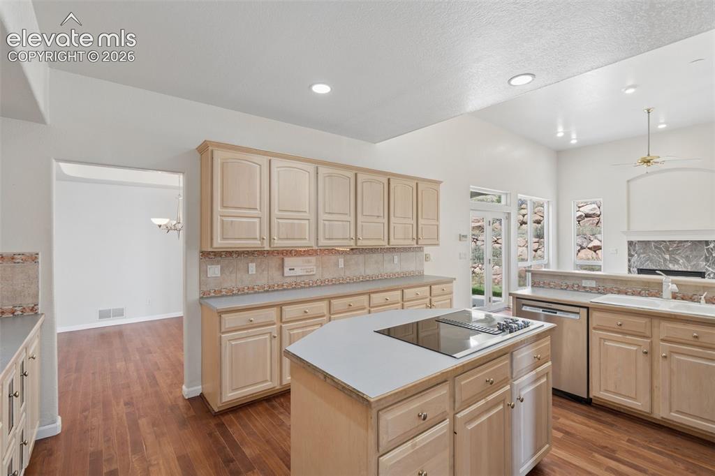 Image 15 of 50: Kitchen