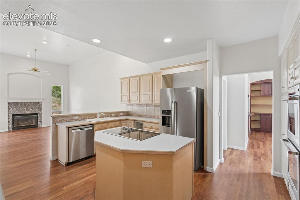 Image 16 of 50: Kitchen