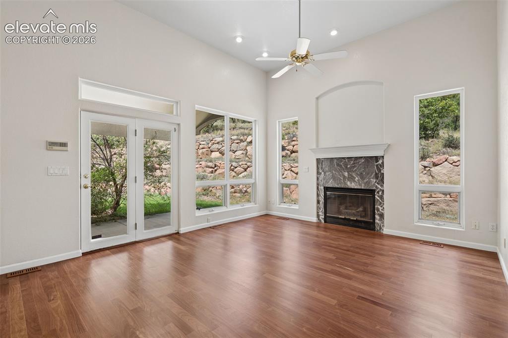 Image 19 of 50: Living Room