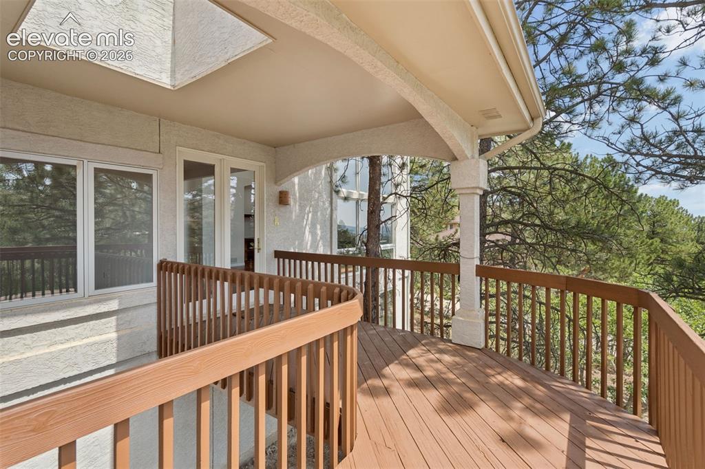 Image 5 of 50: Deck